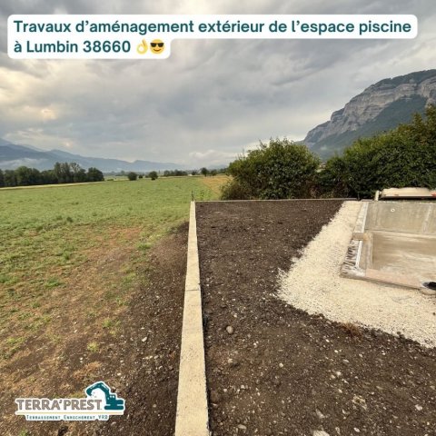 Travaux d’aménagement extérieur avec mur de soutènement autour de la piscine à Lumbin 38660