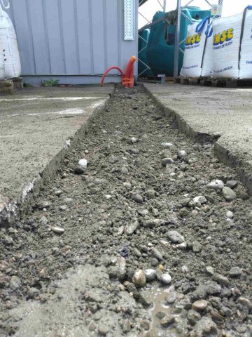 Tranchée remblayée après pose des fourreaux pour le passage de l'alimentation électrique sur le site SAMSE à Saint Martin d'Hères 38400