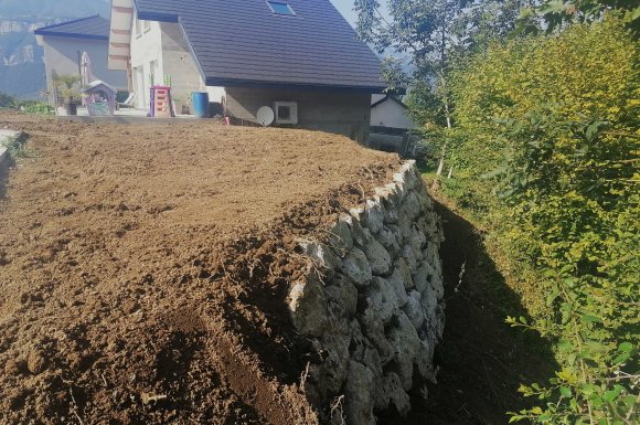 TERRA'PREST, assainisseur et terrassier entre Grenoble et Chambéry : Construction d'un mur de soutènement en enrochement sur un terrain en pente à Champ le haut