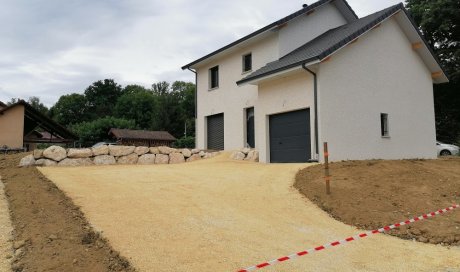 TERRA'PREST, assainisseur & terrassier entre Grenoble et Chambéry : Aménagement extérieur d'une maison constructeur à Saint Laurent du Pont