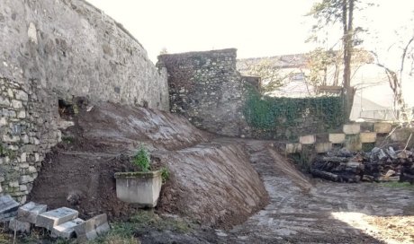 TERRA'PREST, entreprise d'assainissement et de terrassement entre Grenoble et Chambéry : Création d'un merlon pour sécuriser un mur en pierres sèches à Chapareillan (38530)