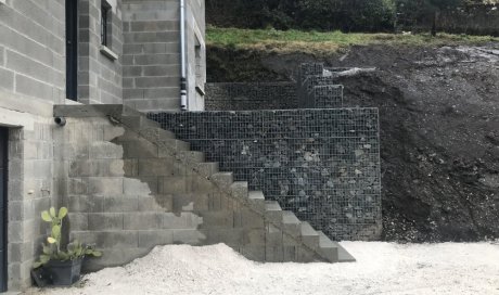 TERRA'PREST, assainisseur et terrassier entre Grenoble et Chambéry : Aménagement d'une entrée avec création de murs gabions et d'un escalier en béton aux Mollettes (73800)