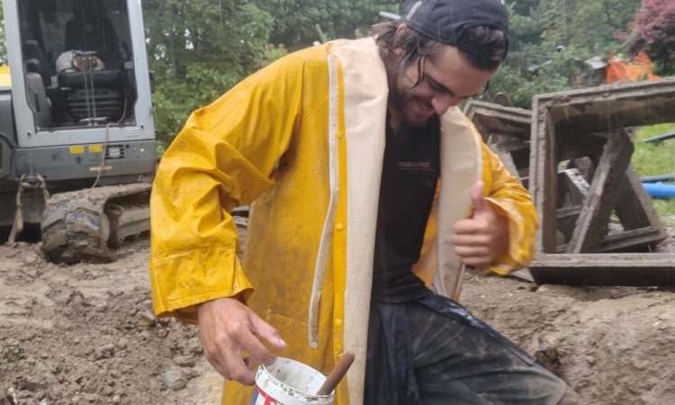 Une équipe au top qui garde le sourire malgré les trombes d’eau sur le chantier de rénovation d'assainissement non collectif aux Adrets 38190