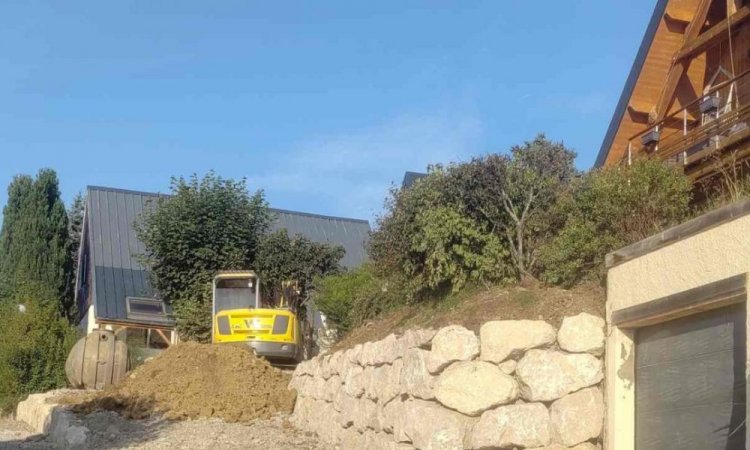 Mise en place de murs en enrochement pour créer un chemin d’accès sur le Plateau des petites roches 38660