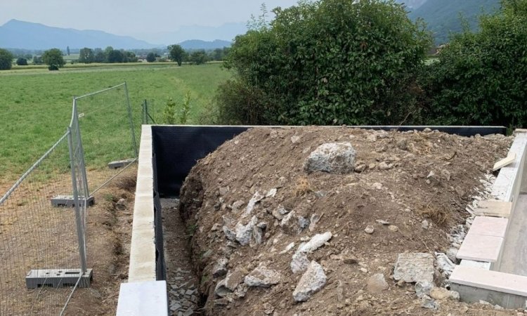 Mise en place d’un drainage du nouveau mur pour la bonne gestion des eaux pluviales à Lumbin 38660