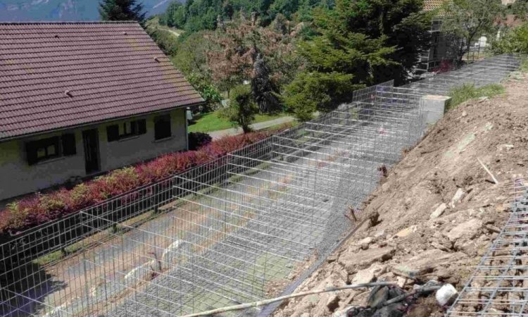 Montage des grilles pour le futur mur gabions à Hurtières 38570