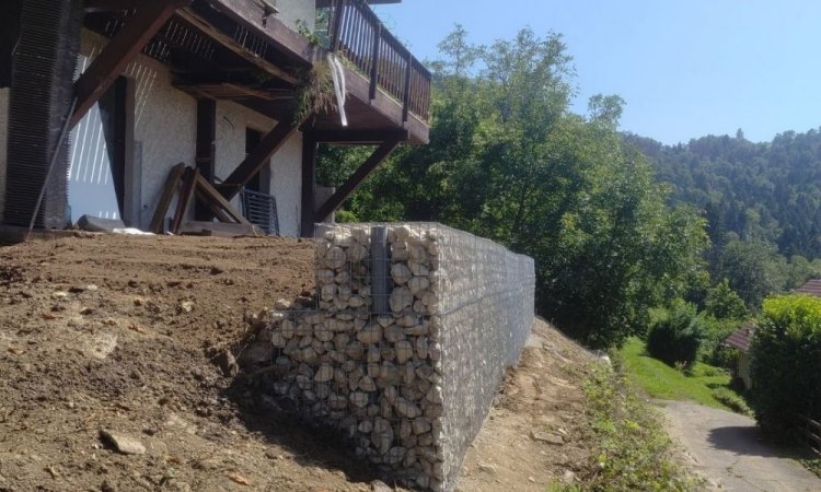 Terrain aplani + mur de soutènement  = augmentation de la surface de vie  à Hurtières 38570