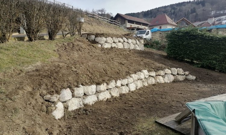 TERRA'PREST, assainissement & terrassement à Crolles et sa région : Création de murs de soutènement en enrochement à Theys