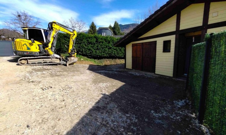 Aménagement extérieur en place avant la rénovation de la cour à Valgelon La Rochette (73110)