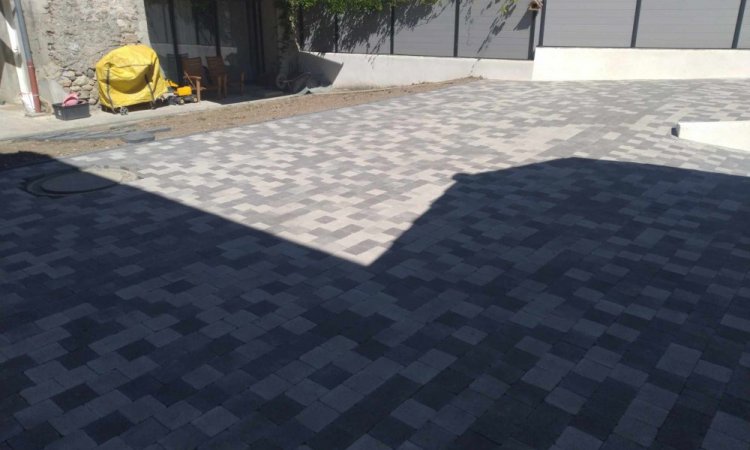 TERRA'PREST, assainisseur et terrassier entre de Crolles et Pontcharra : Aménagement d'une cour extérieure pour la création d'un parking en pavés à Tencin (38570)