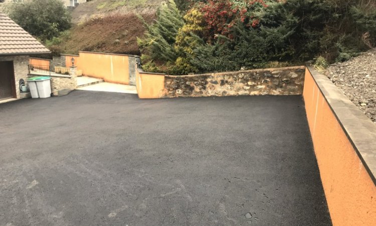TERRA'PREST, assainisseur et terrassier entre Grenoble et Chambéry : Rénovation de cour avec pose d'enrobés et création d'un muret en gabions à Allevard (38580)