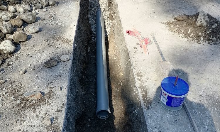 Pose des tuyaux pour raccorder les eaux usées au réseau collectif Domène 38420
