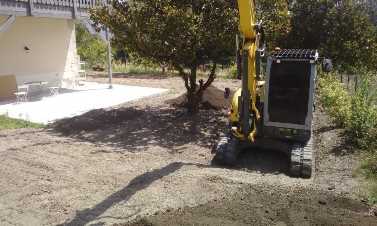 En cours de travaux de mise à plat d'un terrain à Pontcharra 38530