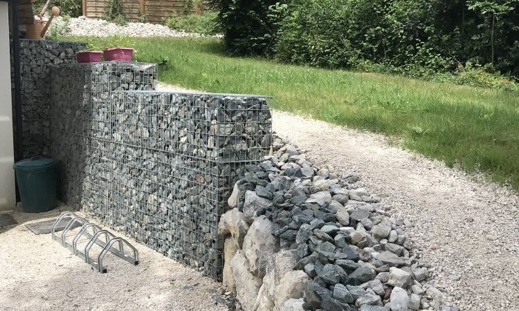 Aménagement d'un chemin piétons soutenu par un mur en gabions à Saint Ismier (38330)