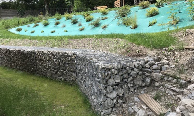 Mur en gabions pour soutenir la terrasse végétalisée à St Ismier (38330)