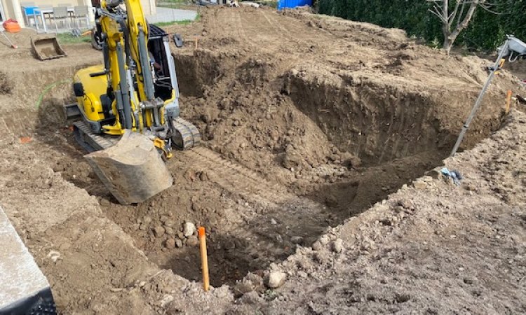 Pelle qui creuse une piscine à Saint Ismier (38330)