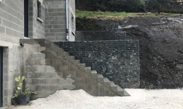 Entrée aménagée avec un escalier en béton et un mur en gabions aux Mollettes (73800)