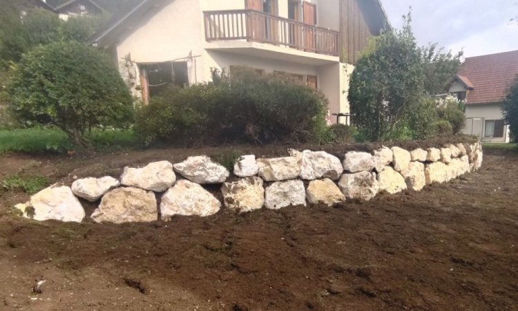 Travaux de terrassement avec création d'un mur en enrochement à St Bernard du Touvet 38660