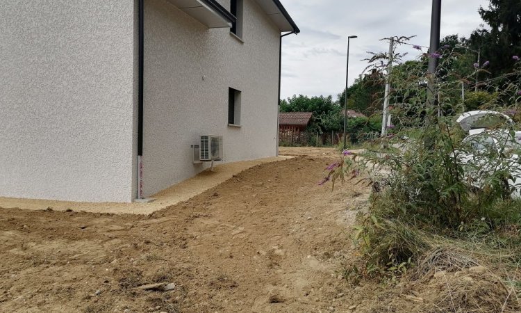 TERRA'PREST, assainisseur & terrassier entre Grenoble et Chambéry : Aménagement extérieur d'une maison constructeur à Saint Laurent du Pont