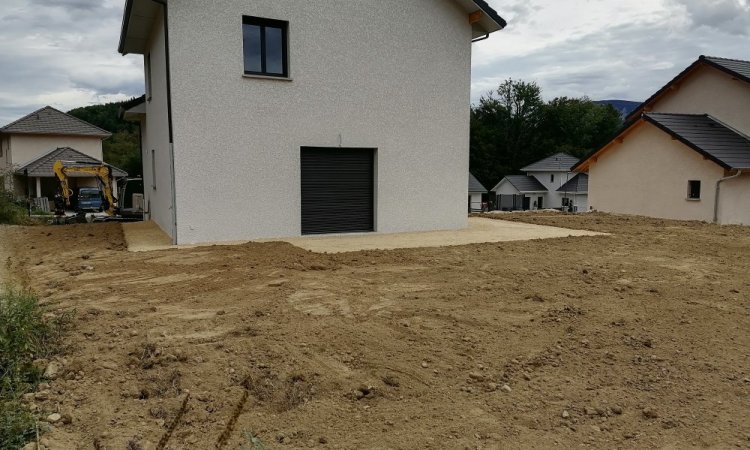 TERRA'PREST, assainisseur & terrassier entre Grenoble et Chambéry : Aménagement extérieur d'une maison constructeur à Saint Laurent du Pont