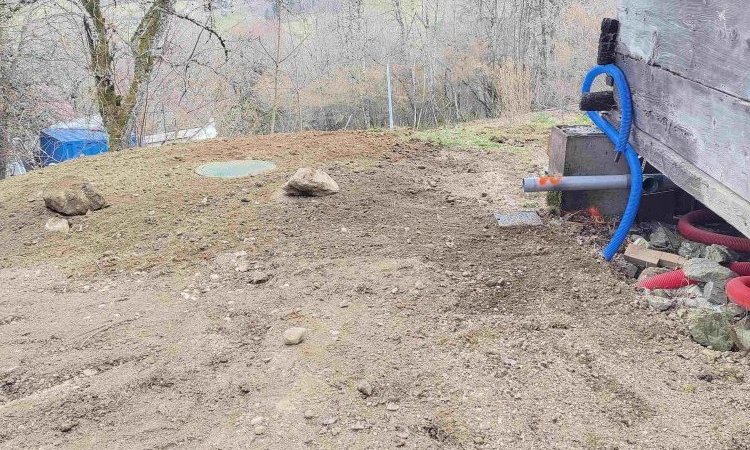 Terrain remis en état après la pose de la fosse septique, du regard de façade et des réseaux à Theys 38570