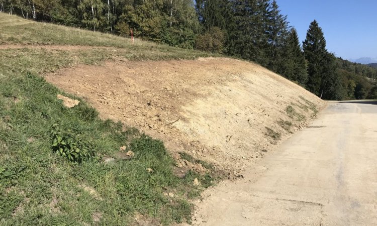 TERRA'PREST, assainisseur et terrassier entre Grenoble et Chambéry : Terrassement de talus et création d'un fossé pour conforter un terrain à Saint Hilaire du Touvet (38660)