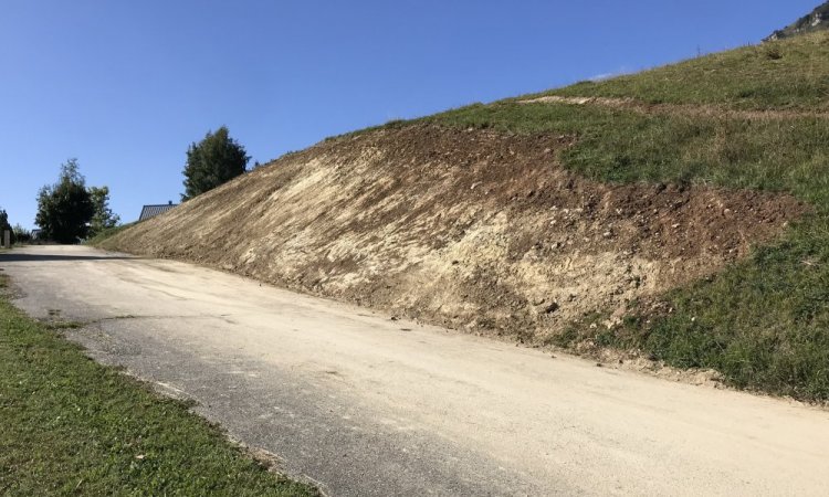 TERRA'PREST, assainisseur et terrassier entre Grenoble et Chambéry : Terrassement de talus et création d'un fossé pour conforter un terrain à Saint Hilaire du Touvet (38660)